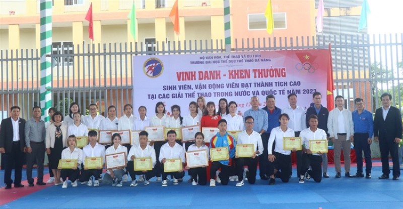 Khen thưởng sinh viên, vận động viên đạt thành tích xuất sắc